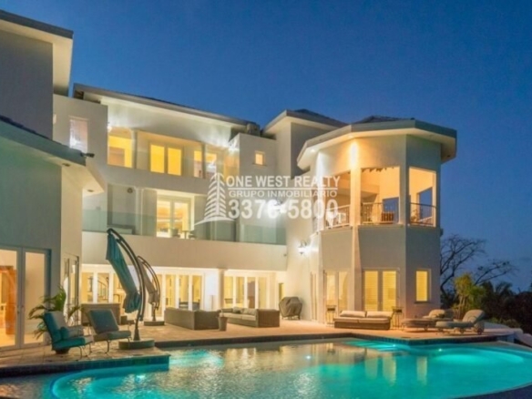 Seaside Petite Farm: Coastal Elegance in Palmetto Bay, Roatan