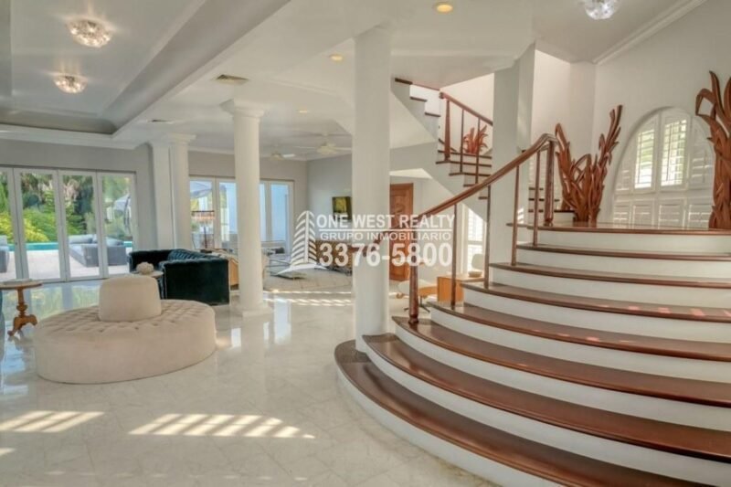 Seaside Petite Farm: Coastal Elegance in Palmetto Bay, Roatan