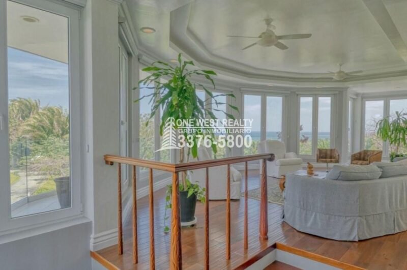 Seaside Petite Farm: Coastal Elegance in Palmetto Bay, Roatan