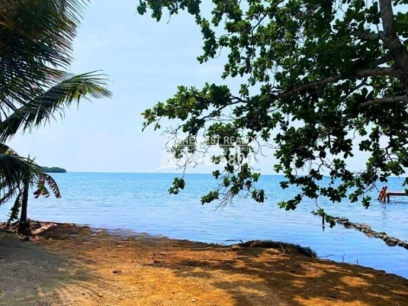 Coastal Retreat in Politilly Bight, Roatan