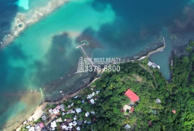 Exclusive Oak Ridge Homes and Condos – 56 Acres in Roatan, Honduras