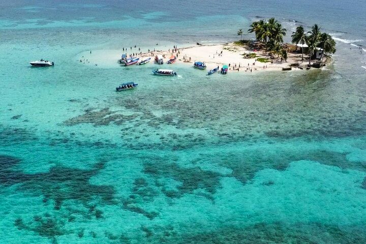 Turquoise Caribbean waters in Cayos Cochinos Honduras