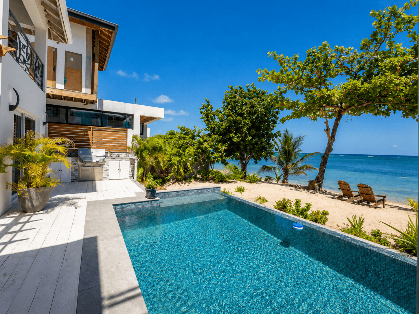 Coastal lifestyle in Sandy Bay Roatan