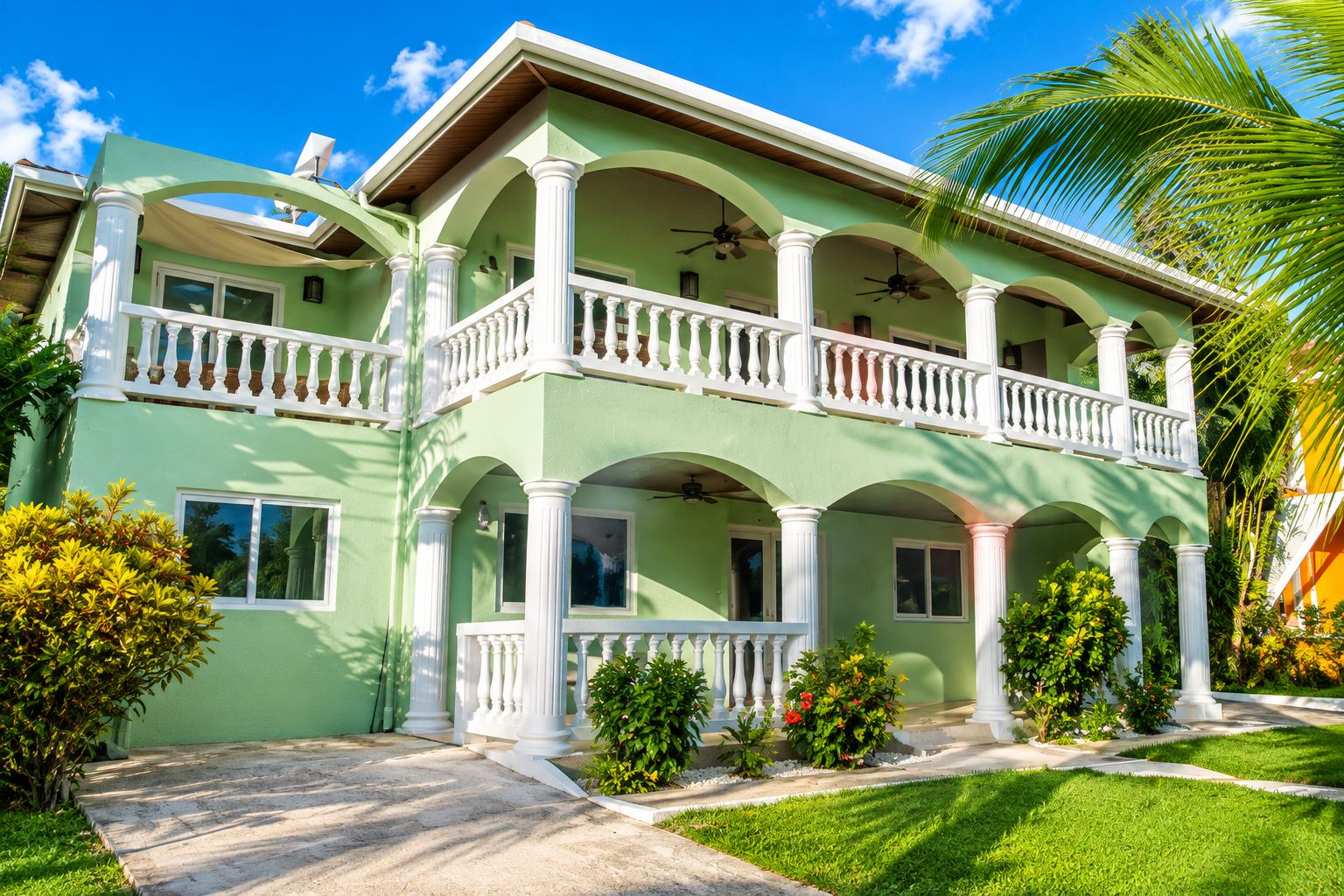 Caribbean scenery and lifestyle in West End Roatan