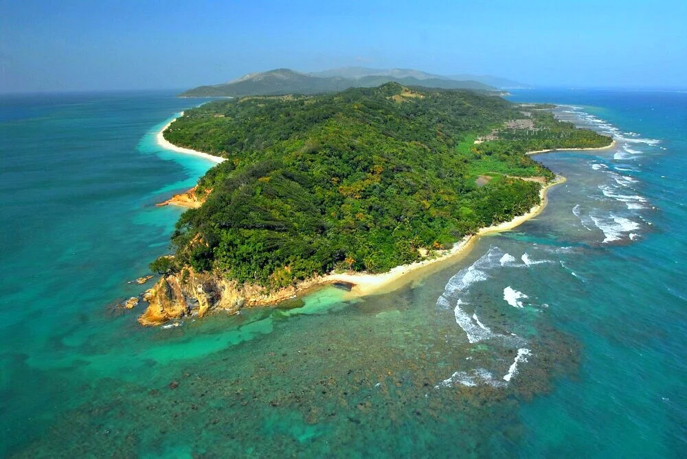Oceanfront and tropical surroundings in East End Guanaja